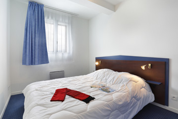 Résidence Pyrénées 2000 - Font Romeu - Appart Vacances Pyrénées 2000 - 3 bedrooms apartment, sleeps 8 - Bedroom with double bed