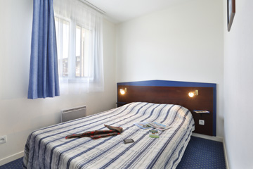Résidence Pyrénées 2000 - Font Romeu - Appart Vacances Pyrénées 2000 - 2 bedrooms apartment, sleeps 6 - Bedroom with a double bed